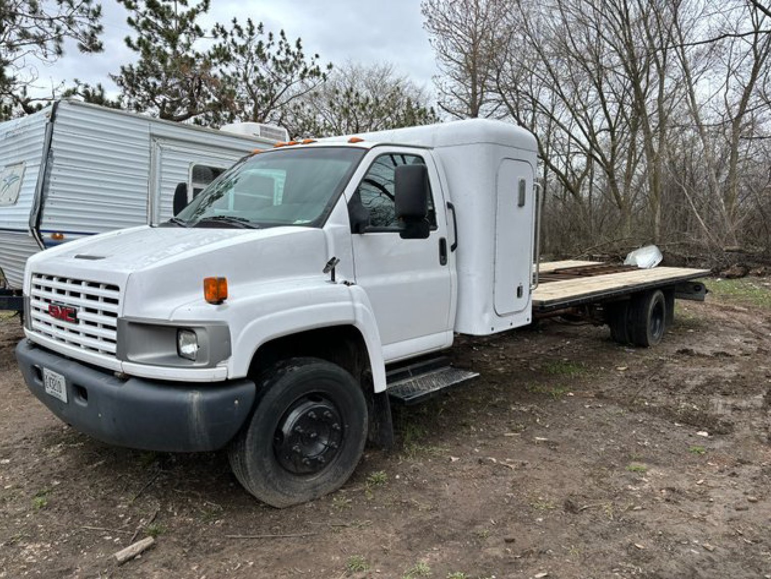 2006 GMC 5500 21' Flatbed With Coffin Sleeper
