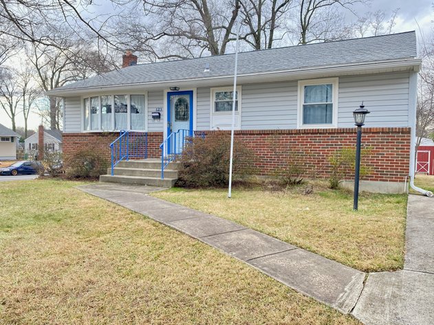 3 BR/1 BA Home w/Basement on .33 +/- Acre Lot in The Heart of Vienna, VA--SELLING to the HIGHEST BIDDER!!